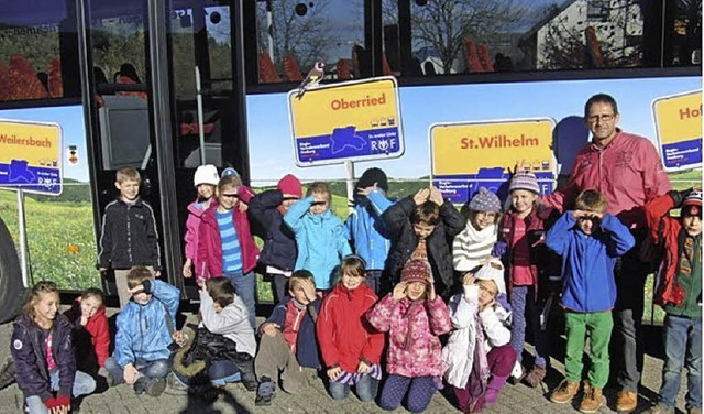 Zweitklssler der Michael-Schule Oberried an Schulbus.   | Foto: Privat