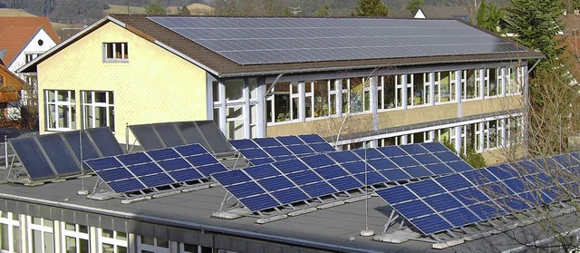 Auch auf den Dchern der Grundschule Kirchzarten wird Solarstrom erzeugt.   | Foto: Gemeinde Kirchzarten