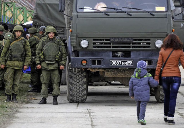Skurrile Bilder von der Krim: Soldaten...eines Foto) verfolgt die Entwicklung.   | Foto: dpa/Henning