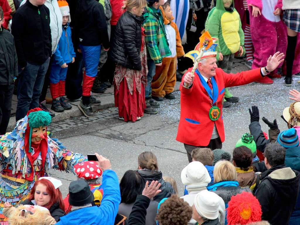 Eine bunte Narrenschar zog durch Neusatdt.