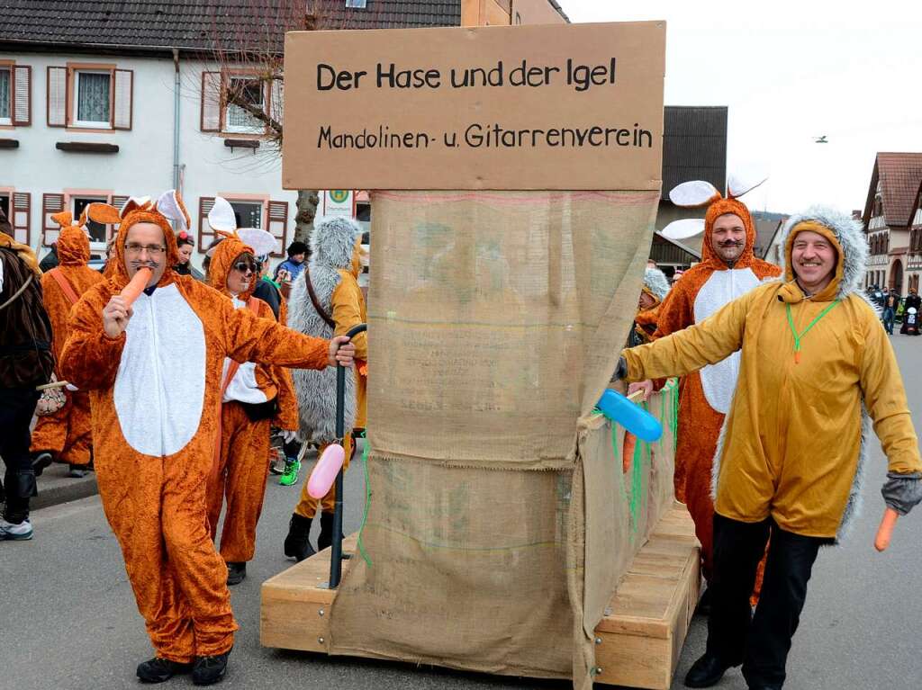 Umzug in Jechtingen: Die Musiker vom Jechtinger Zupforchester gingen als Hase und  Igel.
