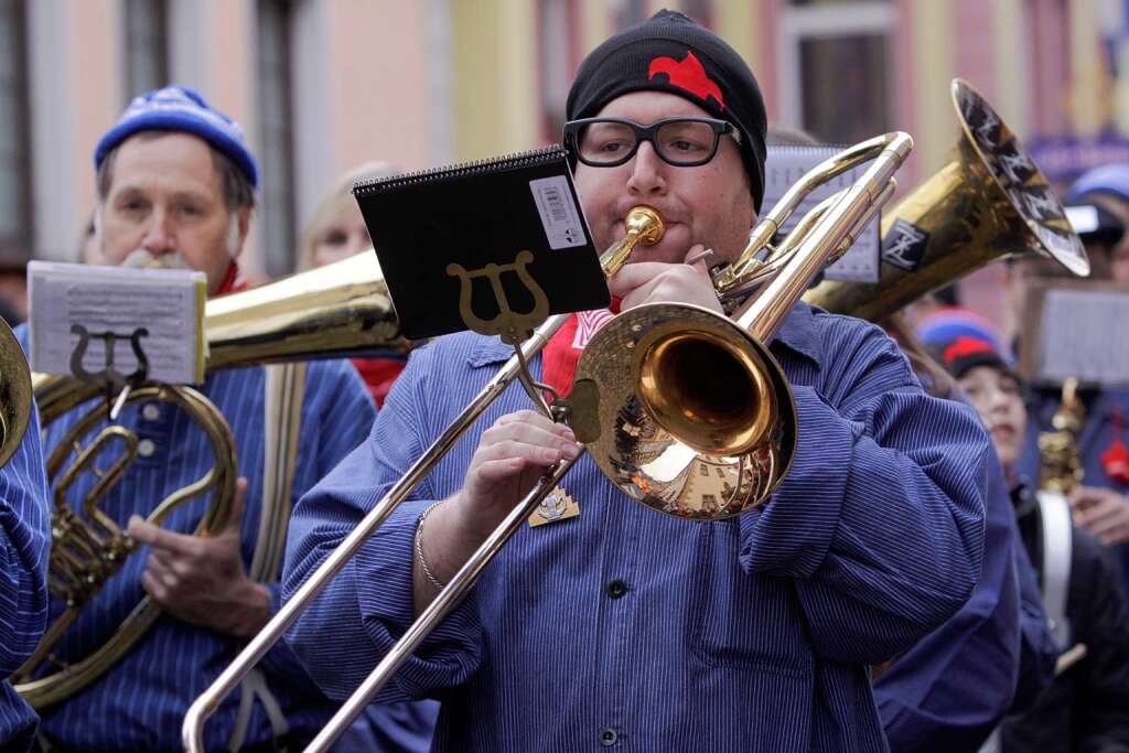 Umzug in Endingen: Musiker aus Knigschaffhausen und Amoltern