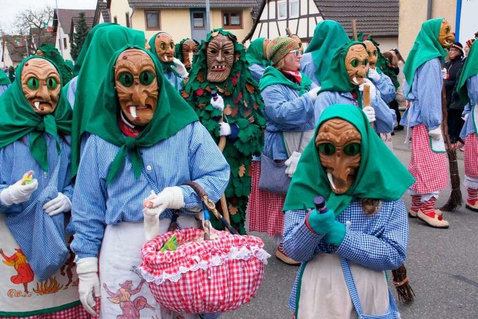 Umzug in Rheinhausen: Rhinwaldhexen und Flekuri (Foto: Ilona Huege) Umzug in Rheinhausen: Rhinwaldhexen und Flekuri (Foto: Ilona Huege)
