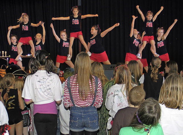 Eine prchtige Stimmung herrschte beim... Viel bestaunt waren die Cheerleaders.  | Foto: Helmut Hassler