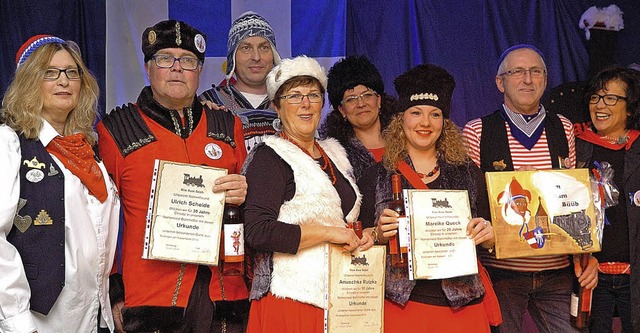 Narrenvgtin Renate Scheide (links) un...eringer ehrten langjhrige Mitglieder.  | Foto: Jrgen Schweizer