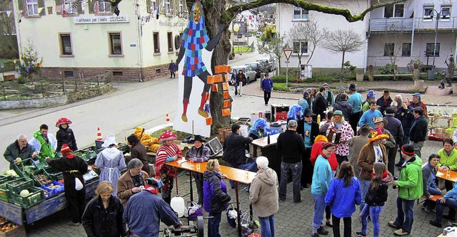 Buntes fasnchtliches Treiben herrscht...asnetsamschdig rund um den Lindenbaum.  | Foto: Reiner Merz