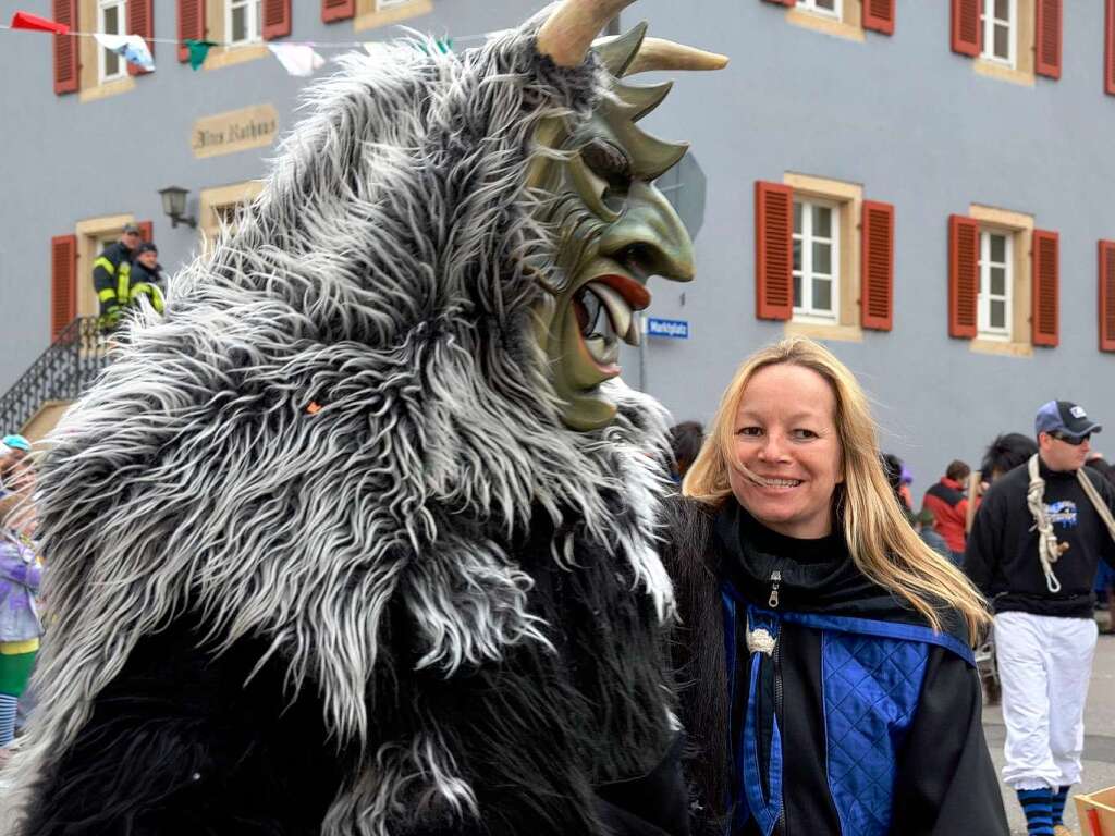 Hllewesen aus Ehrenkirchen im Gesprch mit Rebberghexe aus Pfaffenweiler