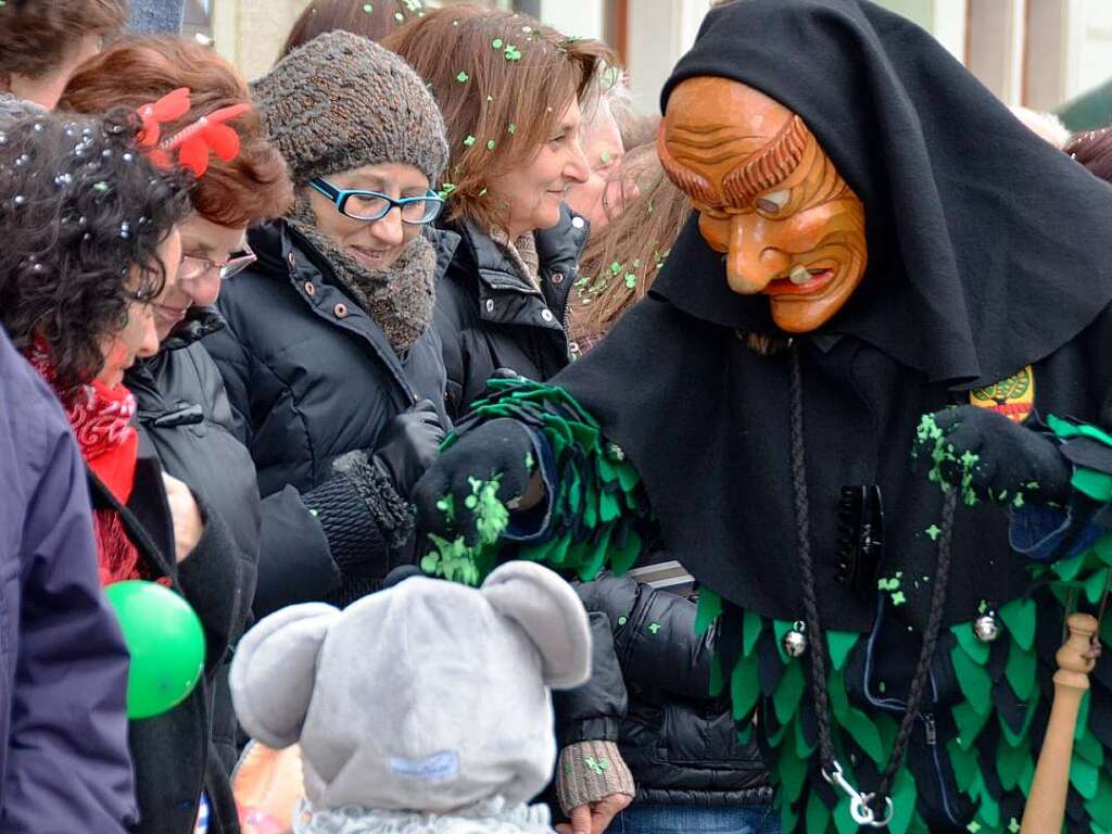 Waldgeister aus Stegen verteilen Sigkeiten