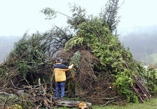 In Nieder-Eichsel, auf der Winderhalde...g, wird das Fasnachtsfeuer gerichtet.   | Foto: Petra Wunderle