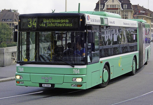 Die MAN-Diesel-Gelenkbusse aus dem Jahr 2000 werden nach und nach ersetzt.  | Foto: bs.ch/Juri Weiss