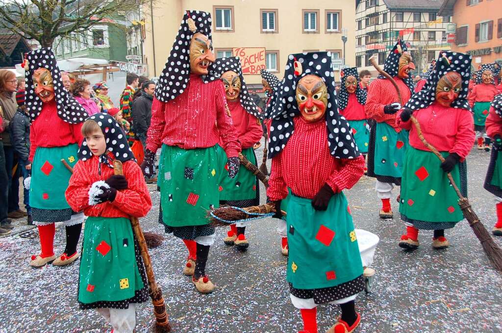 Ein bunter Lindwurm schlngelte sich durch Sthlingen.Viele Hexengruppen trieben ihr Unwesen.