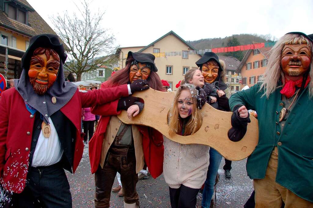 Ein bunter Lindwurm schlngelte sich durch Sthlingen.Eine groe Gruppe kam aus Oberdischingen.