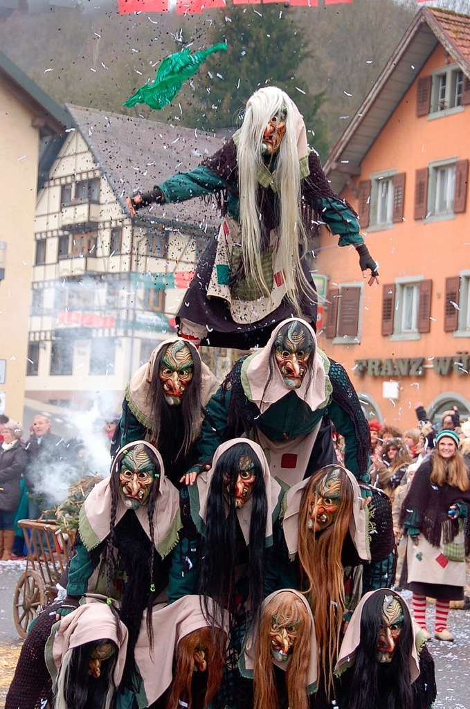 Bunter Lindwurm schlngelt sich durch Sthlingen! Mit dabei waren auch die Tuttlinger Waldhexen.