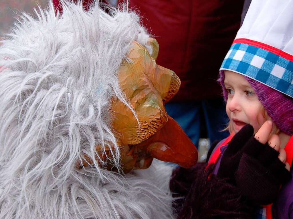 Ein bunter Lindwurm schlngelte sich durch Sthlingen.Fr die Jngsten gab es Gutsele.