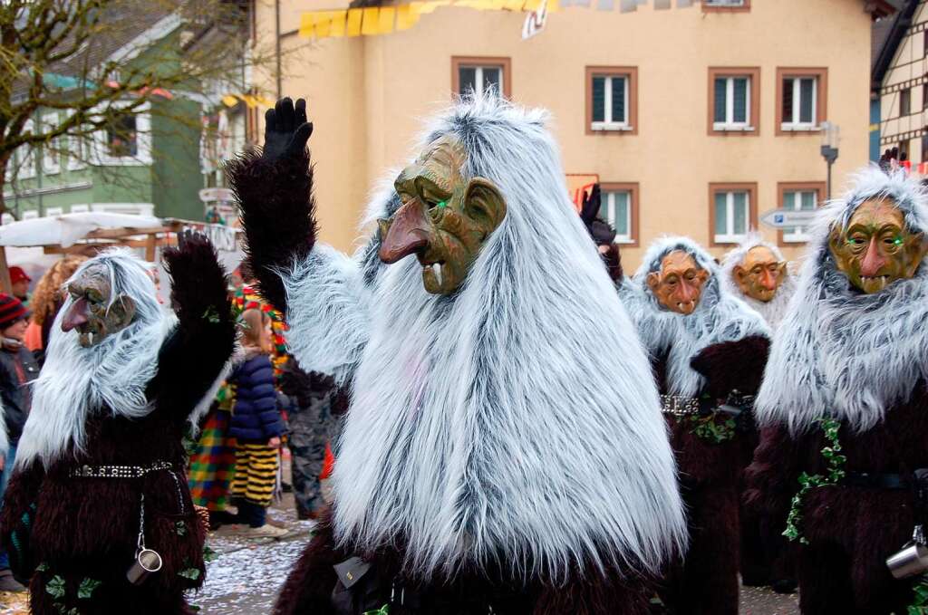 Bunter Lindwurm schlngelt sich durch Sthlingen! Mit dabei waren auch die Trolle Blumberg.