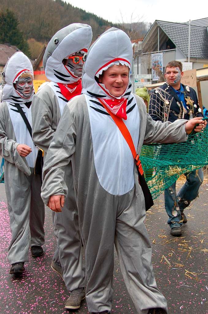 Bunter Lindwurm schlngelt sich durch Sthlingen!Man muss ein Hai sein in dieser Welt - zumindest bei den "Luusemer Schelmengrbler".