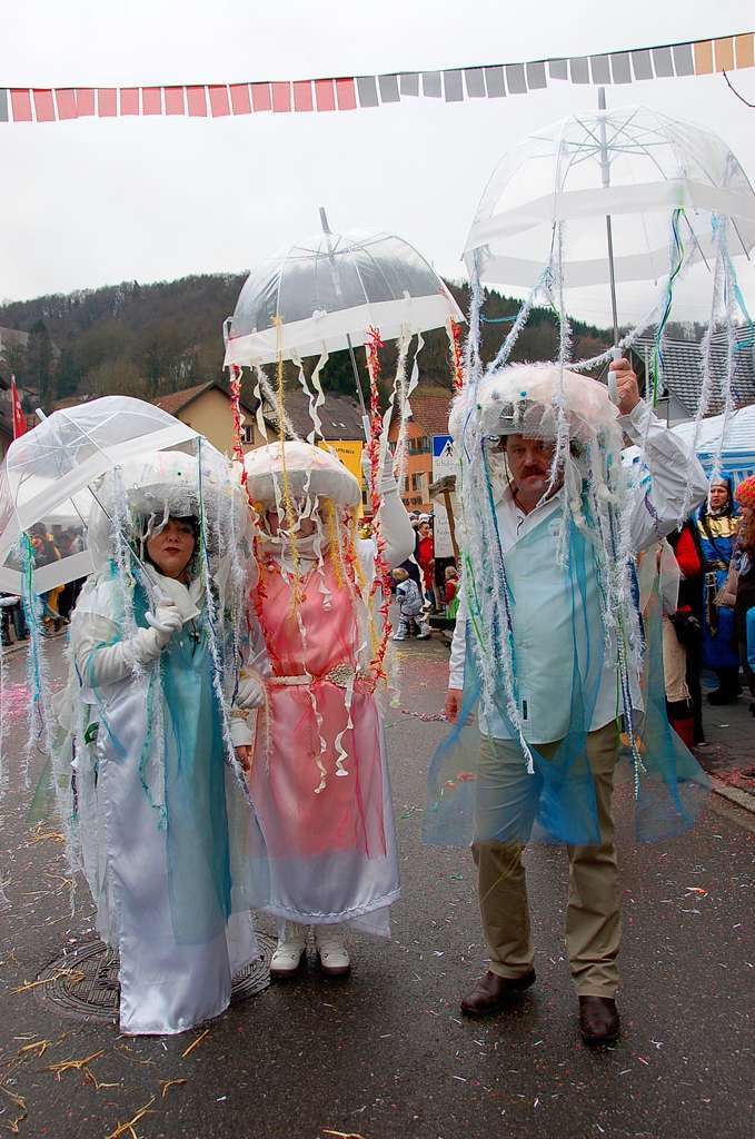 Bunter Lindwurm schlngelt sich durch Sthlingen! Die "Luusemer Schelmengrbler" brachten ihre von Quallen bevlkerte Unterwasserwelt mit.