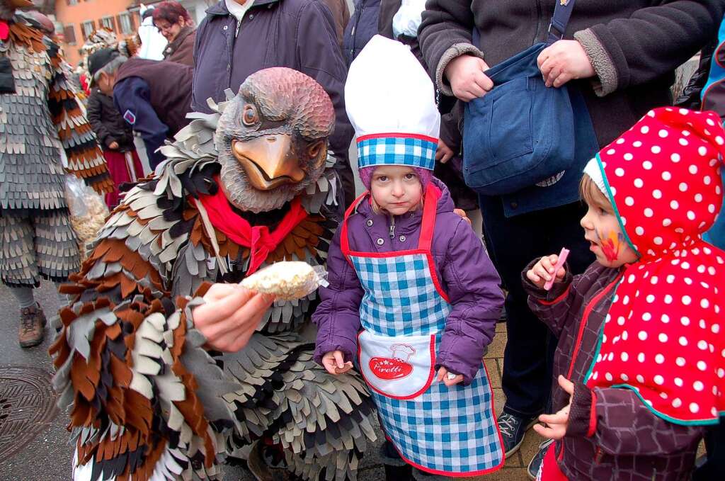 Bunter Lindwurm schlngelt sich durch Sthlingen!Die Schwaninger Spatzen haben ein Herz fr Kinder.