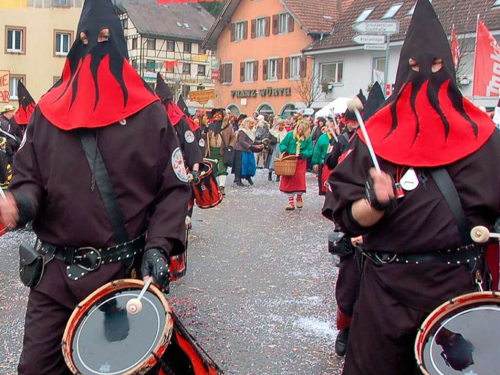 Ein bunter Lindwurm schlngelte sich durch Sthlingen.Eine groe Gruppe kam aus Oberdischingen.