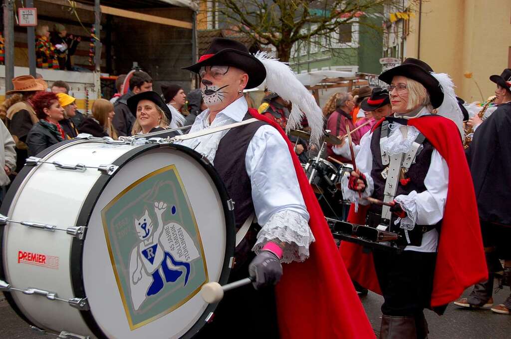 Bunter Lindwurm schlngelt sich durch Sthlingen! Die Hansele gumpten zu den Klngen der Rllimusik.