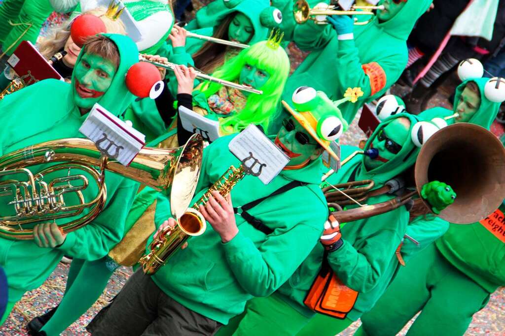 Eine prchtige Narrenparade defilierte zum   Rosenmontagsumzug durch Heitersheim.