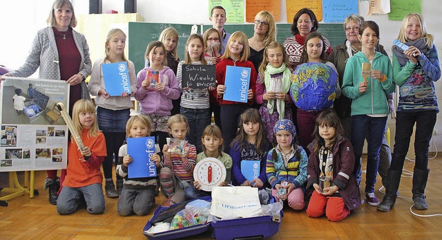 Die Schler der Grundschule Wiechs mit...leiterin Rosemarie Jkel (von links).   | Foto: Monika Weber