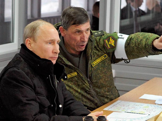 Taktik auf der Krim: Vladimir Putin la... russischen Militrchef Ivan Buvaltsev  | Foto: AFP