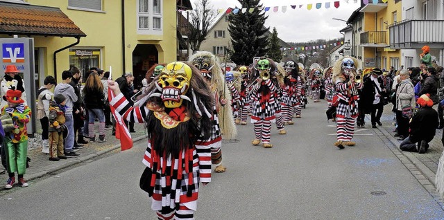 Die Schlssli-Symphoniker mit dem neue...Kostm beim Kinderumzug in Inzlingen.   | Foto: Brugger