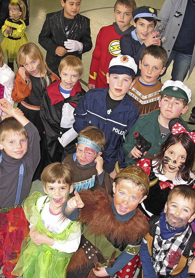 Auch in Luttingen (links) und Hnner feierten die Kinder ausgelassen.  | Foto: Tanja Oldenburg
