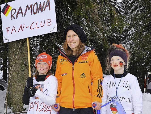 Lena Faller (links) und Anni Borrmann  mit Skispringerin Ramona Straub.  | Foto: Markus Straub