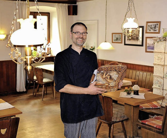 Thomas Halweg mit seinem hausgebackene...ls Anlaufstelle in der Spargelsaison.   | Foto: Rita Eggstein