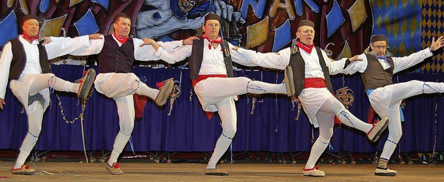 Die Fasnetspperer knnen auch das Tanzbein schwingen und singen.   | Foto: Christian Ringwald