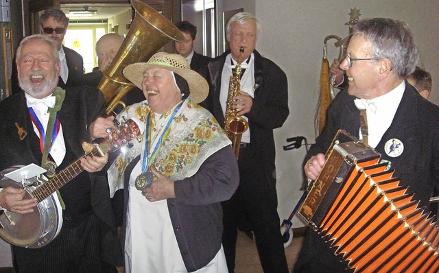 Schwester Wiltrudis fhlte sich bei der Guggemusik sehr wohl.   | Foto: Privat