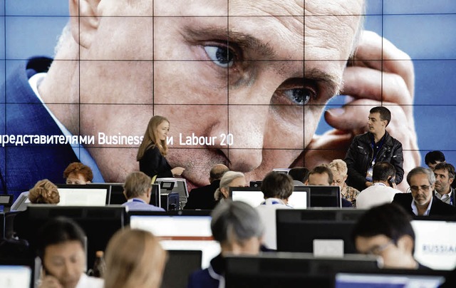 Putin schreckt die Anleger: Konterfei ...vergangenen Herbst  in St. Petersburg.  | Foto: dpa