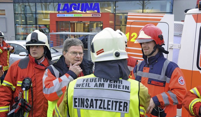 Einsatz am Laguna: Notarzt Dr. Hans-Pe...sprch mit dem Krften der Feuerwehr.   | Foto: Lauber
