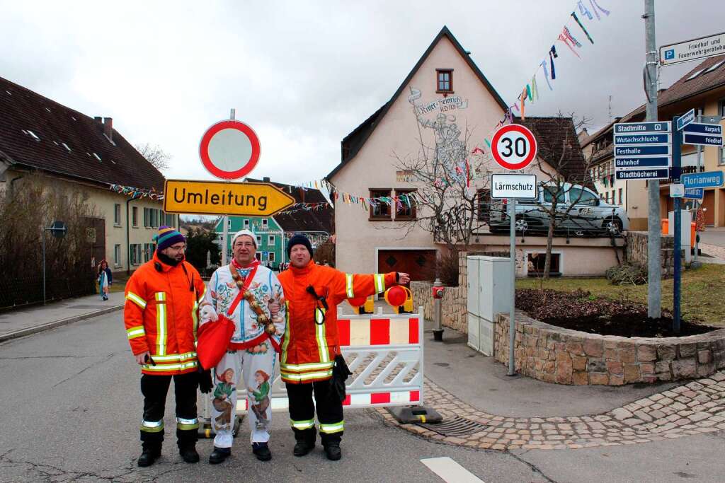 Da kommst Du nicht rein: Die Lffinger Feuerwehr zeigte den Verkehrsteilnehmern, wo`s lang ging.