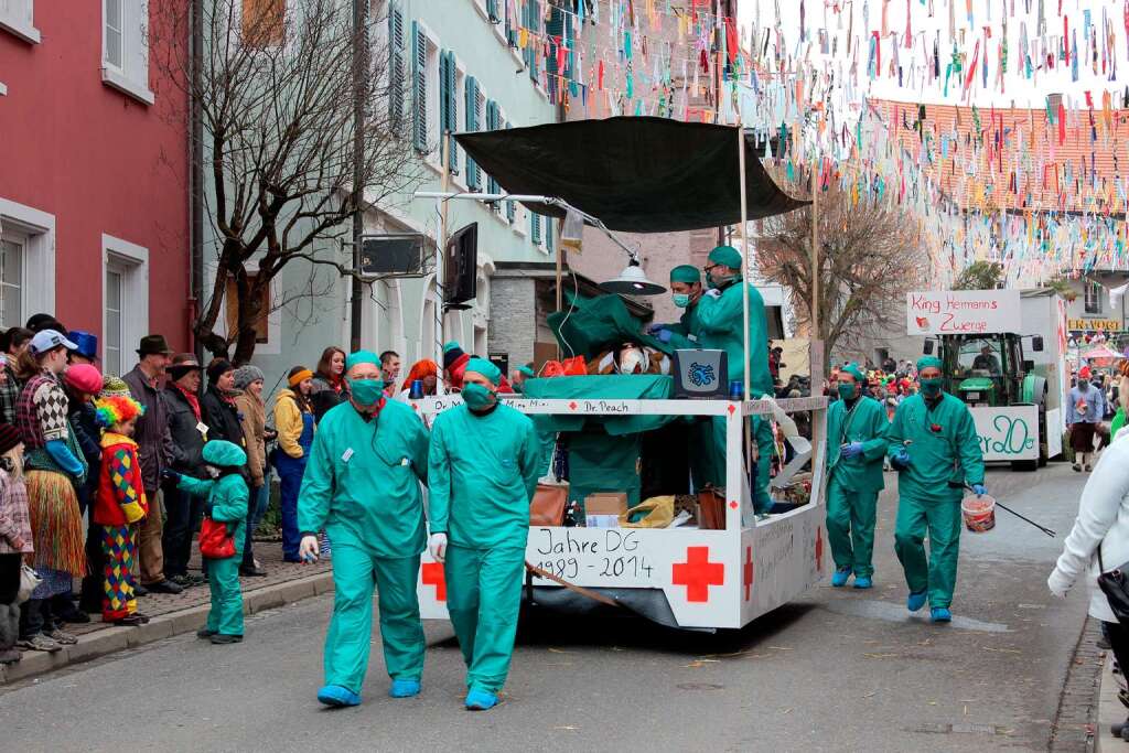 "s' bescht us hundertfiefzwonzg Johr Leffinger Fasnet":  dazu gehrt auch 25 Jahre Delirium Gang, die alle Narren aus ihrer Bewusstseinstrbung herausholen knnen.