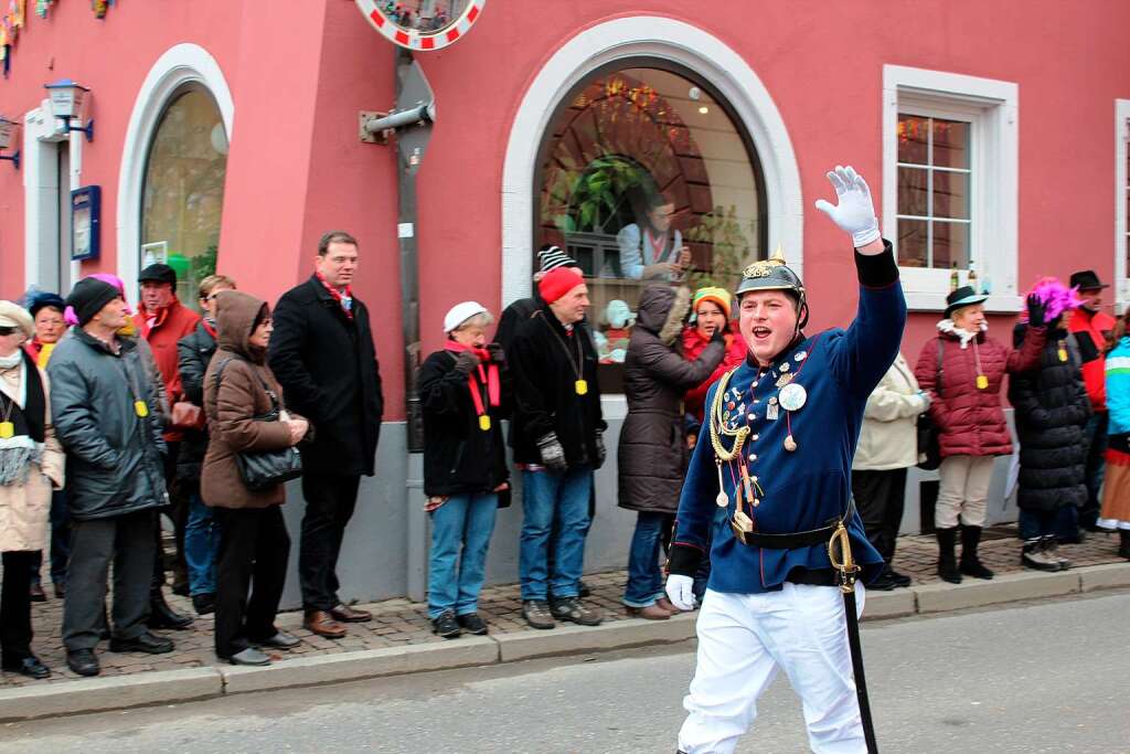 Jetzt kann nichts mehr schief gehen: Die Narrenpolizei hat Lffingen voll im Griff. Brgermeister Tobias Link nimmt`s gelassen.