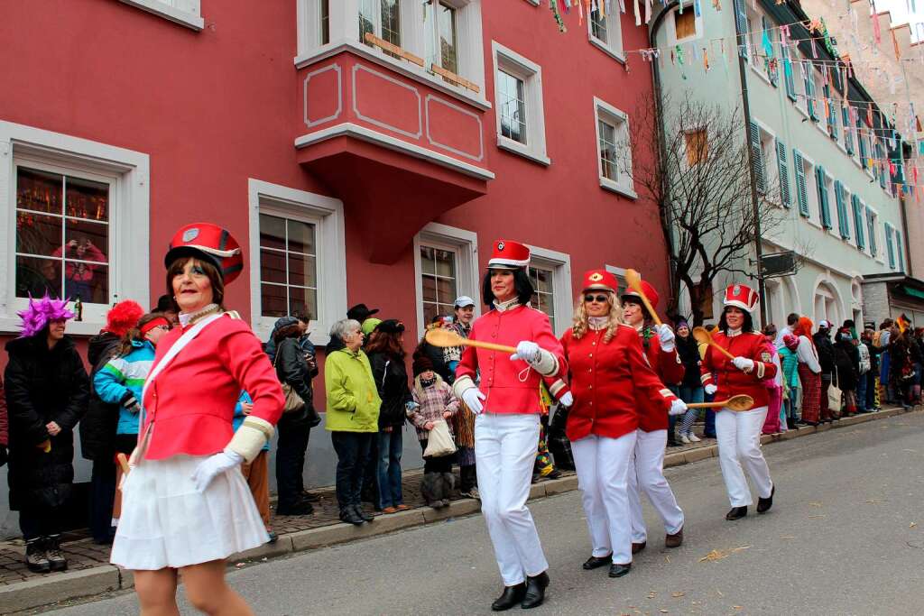 Die Evolution der weiblichen Narrenpolizei, veranschaulichten die Frauen des Turnerbundes.