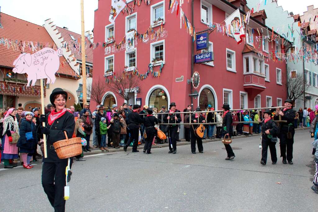 Die Trachtengruppe bereicherte als Kaminfeger mit sportlichen Einlagen den Umzug.