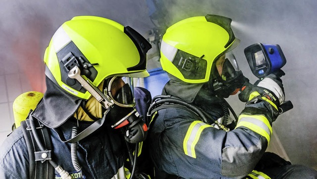 m Brandfall stark gefordert: die Mitglieder der Feuerwehr  | Foto: dpa