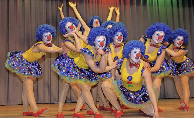 Wirbeln als Clowns ber die Bhne: Das...endewelle&#8220;- Ballett aus Altdorf.  | Foto: Christiane Franz