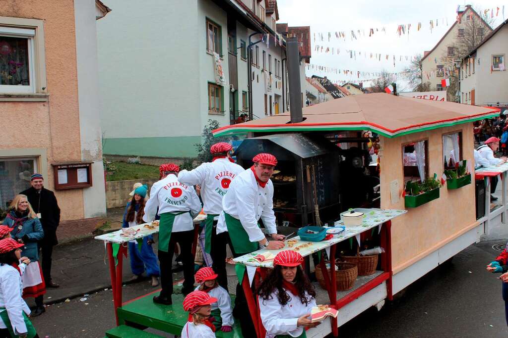 In der Pizzaria Francesco wurde gebacken, was das Zeug hielt. Die Gruppe um Franz Oschwald baute eigens fr den Umzug einen voll funktionsfhigen Pizzaofen.