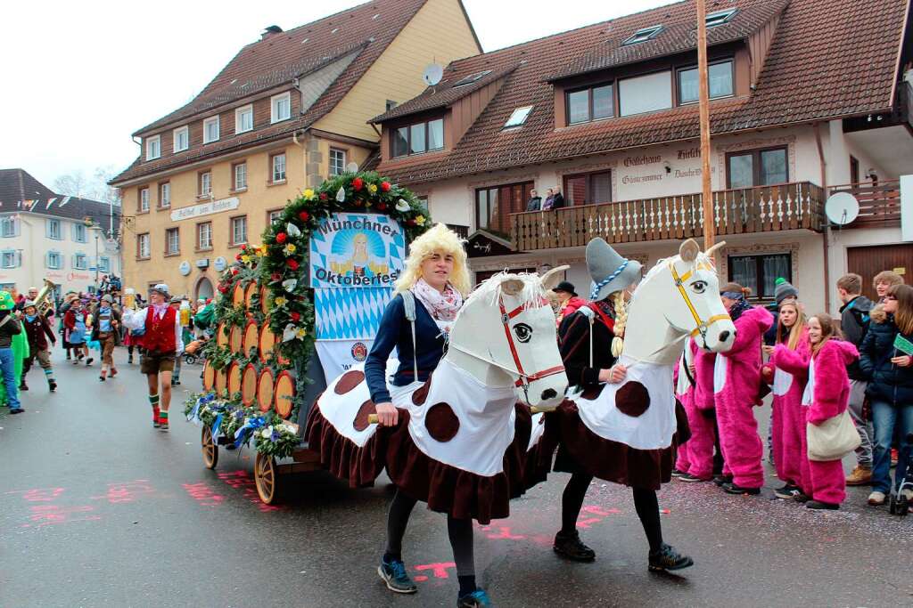 Das Mnchner Oktoberfest mit Fsslewagen und znftiger Musik (Gruppe Helmut Egy) stie auf Begeisterung beim Publikum.