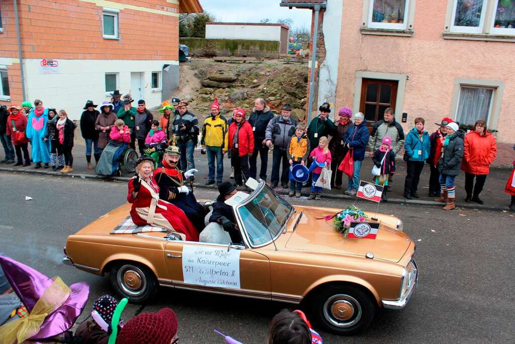 Vor 50 Jahren prsentierten sich Altortsvorsteher Hugo Ketterer und seine Gattin Erika schon einmal als Kaiserpaar. In denselben Kleidern winkten die beiden gestern den Zuschauern aus dem Cabrio zu.