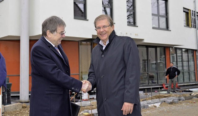 Brgermeister Joachim Schuster und Vor...f Kpfer  vor Voba-Neubau in Neuenburg  | Foto: Julia Jacob