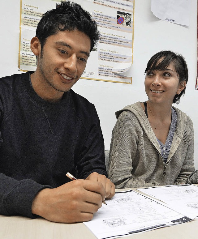 Javier Ramires und Ana Elisa Astudillo beim Lernen.   | Foto: M. Bamberger