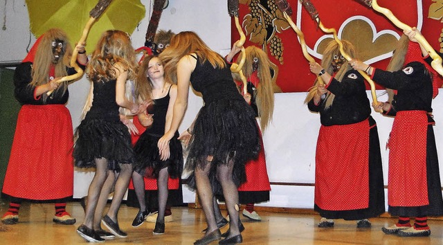 Einen flotten  Hexentanz fhrten junge...sterdobelhexen beim bunten Abend auf.   | Foto: elisabeth saller