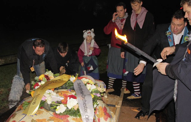 Mit Blumen geschmckt harrt der Bantle...d ging er in flingen in Flammen auf.   | Foto: Gerd Leutenecker