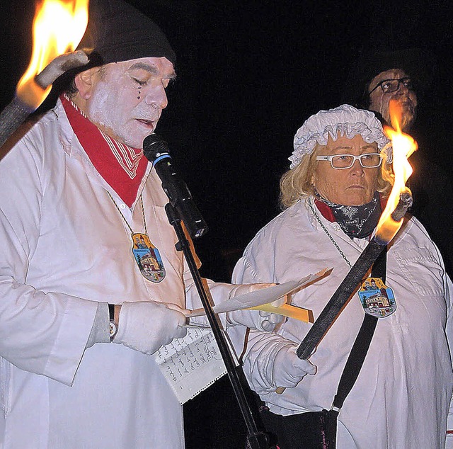 In Trauer vereint: Der Ehrenprsident ...lizistin Beatrix  Lthe gestern Abend   | Foto: Hildegard Siebold